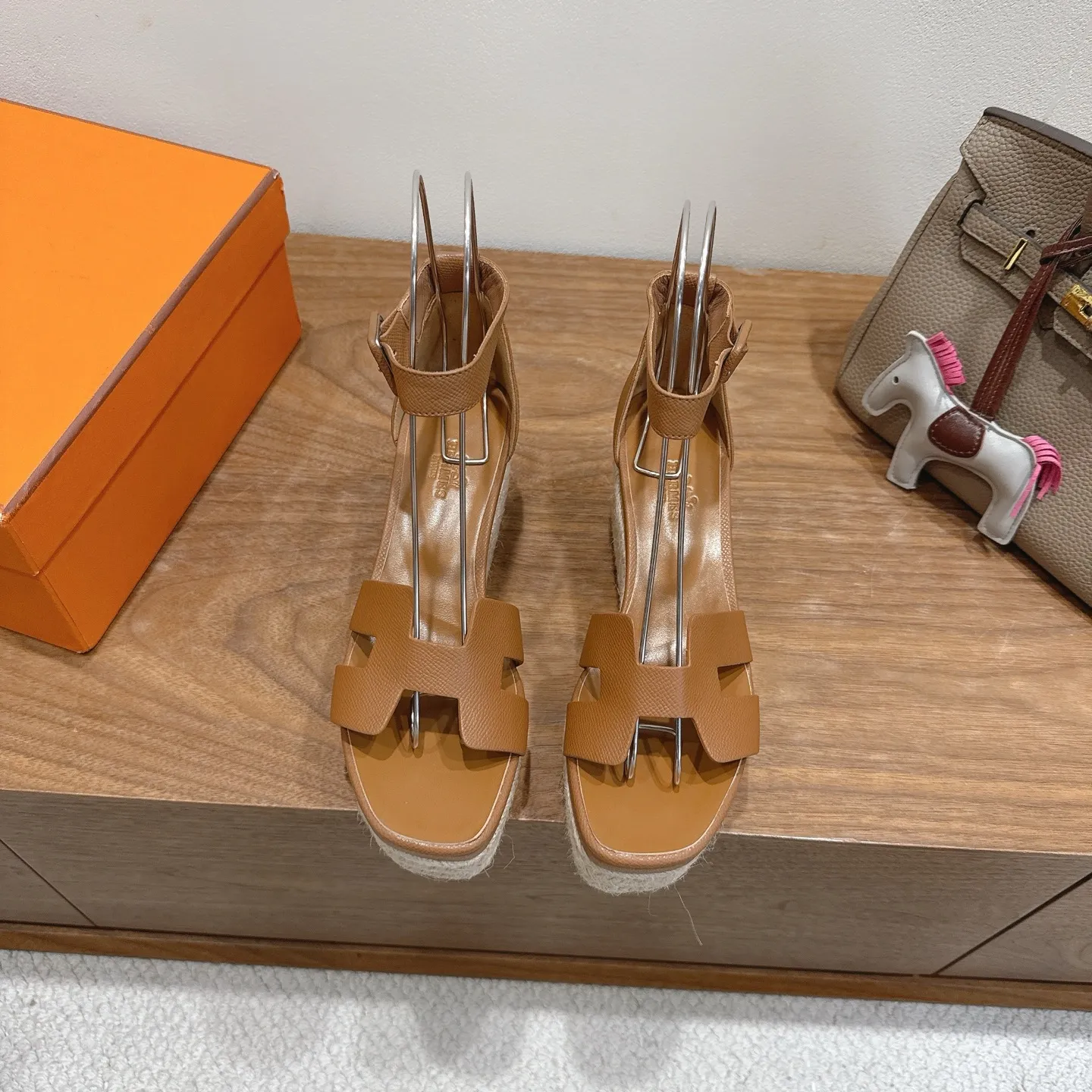 👟👟Ex-factory price 720👟👟 Hermes... a Eclair 2025 new color + popular series, the version is super positive, with a certain thickness, which makes the legs longer! Breathable, comfortable calfskin, spring and summer color matching, this item is both beautiful and comfortable! Channel supply code size: 35-39 can be ordered as 40.41 with airplane box ➕20